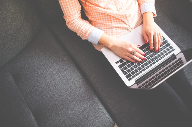 femme travaillant sur ordinateur portable