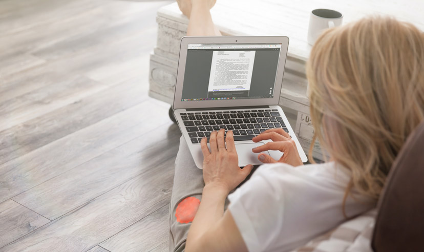 une photo d'une femme écrivant une lettre de motivation sur un ordinateur