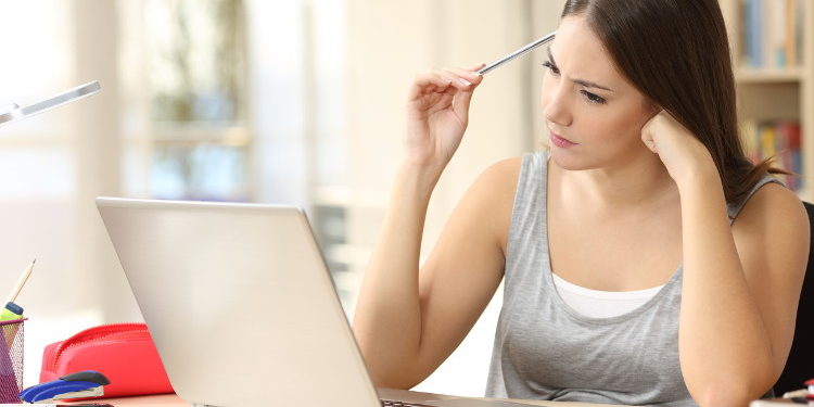 Demandeur d'emploi se concentrant tout en travaillant sur ordinateur