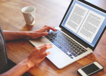 Écrivain à l'ordinateur