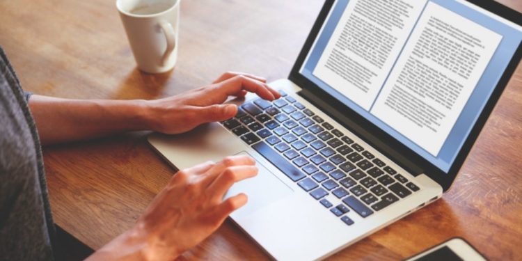 Écrivain à l'ordinateur