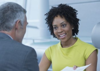 Comment ajouter une personne qui vous a recommandé pour un emploi dans la lettre de motivation d'un CV |  Travail