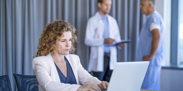 Comment écrire une lettre de demande d'infirmière | Travail