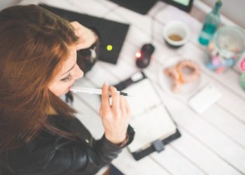 femme à un bureau écrit