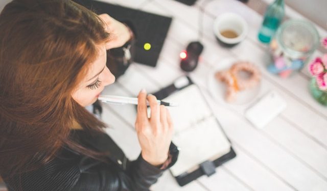 femme à un bureau écrit