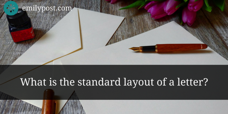 stylo plume et lettre sur une table avec superposition de texte demandant,