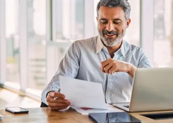 Homme à la barbe lisant la lettre de motivation