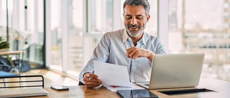 Homme à la barbe lisant la lettre de motivation