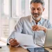 Homme à la barbe lisant la lettre de motivation