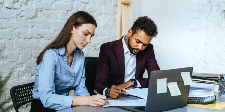 Comment rédiger une lettre de motivation pour analyste parajuriste : conseils et exemples