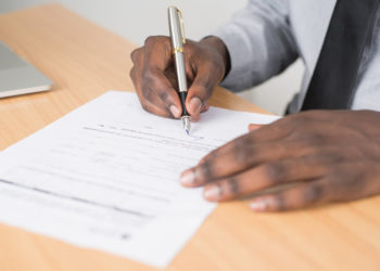 Comment signer une lettre de motivation (avec des exemples)