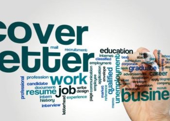 Main et stylo écrivant des mots-clés de lettre de motivation