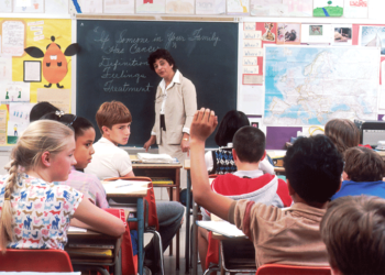 Un enseignant démontre des compétences en gestion de classe qu'elle peut énumérer sur sa lettre de motivation d'enseignant.