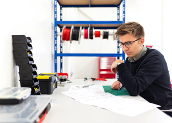 Un ingénieur en mécanique utilisant les compétences qu'il a annoncées sur sa lettre de motivation en génie mécanique