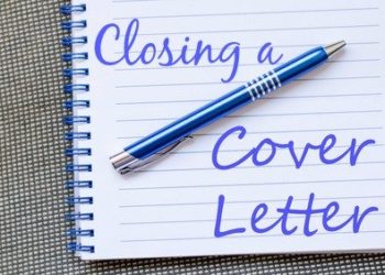 Bloc-notes avec stylo bleu et mots écrits sur la page