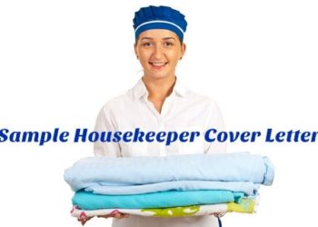 Gouvernante tenant une pile de draps et de couvertures avec écriture