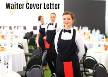 3 serveurs féminins debout dans une ligne dans une salle à manger de restaurant avec des mots