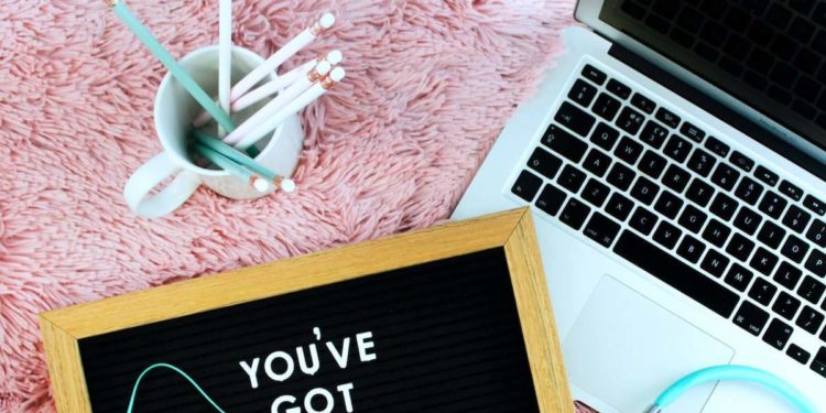 Ordinateur portable portable casque et tasse à café avec des crayons assis sur tapis rose lettres de motivation soins infirmiers