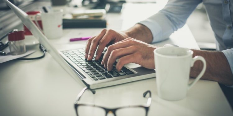 Comment écrire une lettre à une entreprise demandant des responsabilités professionnelles |  Travail