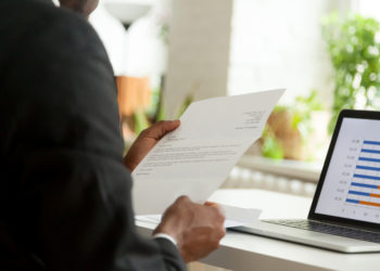 homme lisant une lettre de motivation