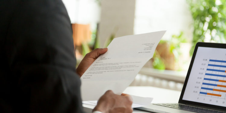 homme lisant une lettre de motivation