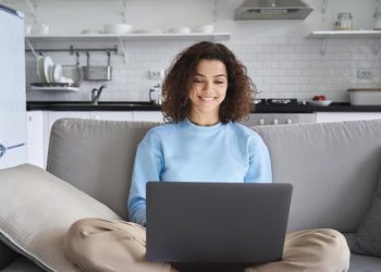 La femme écrit une lettre d'accompagnement qui demande l'entretien d'embauche