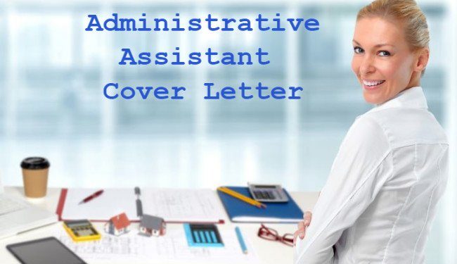 Jeune femme assistante administrative souriant à son bureau avec l'écriture