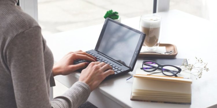 Chercheur d'emploi écrivant son curriculum vitae et lettre de motivation